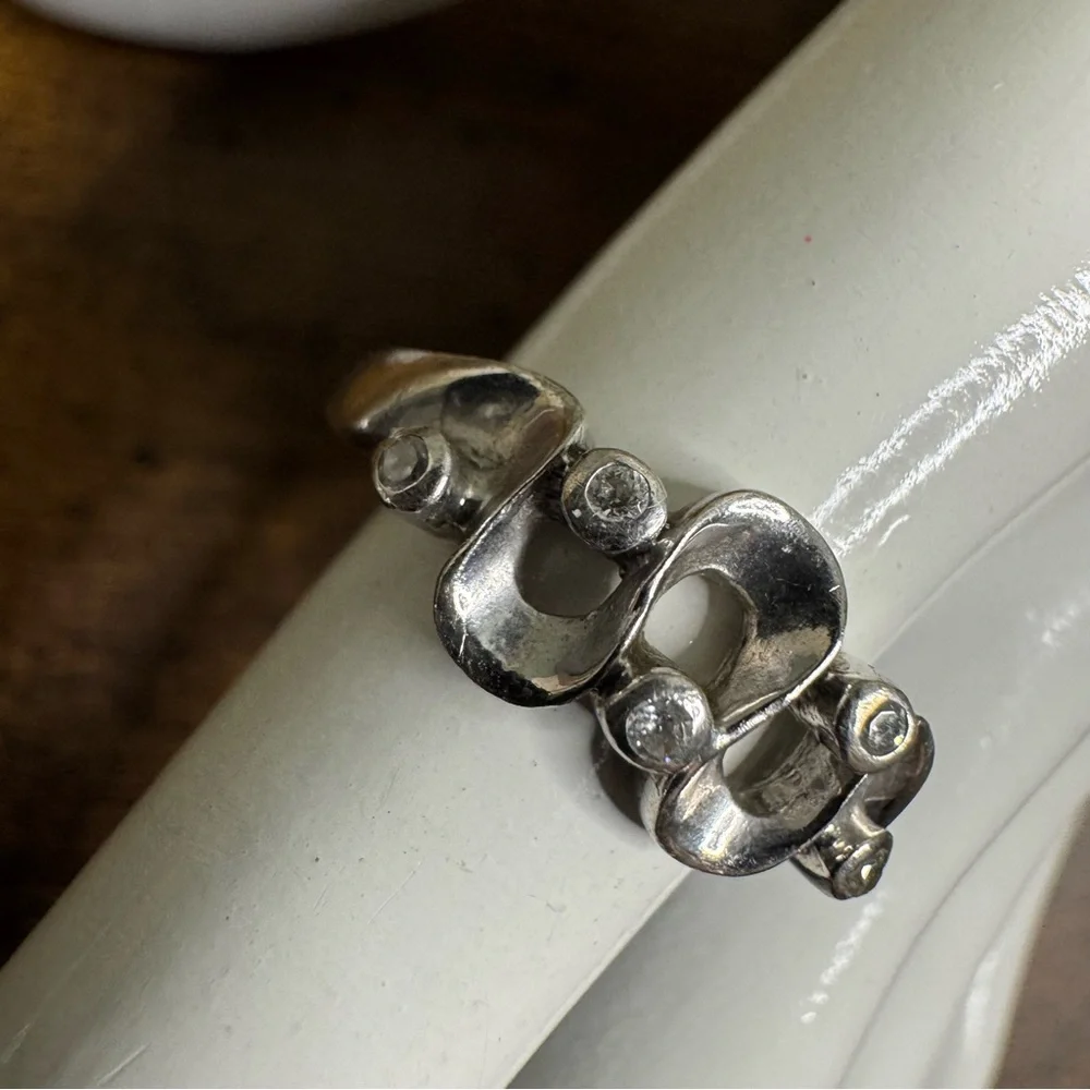 Sterling Silver Wavy Ring with Bezel CZ Stones size 9 Hallmarked 925 - Picture 2 of 12